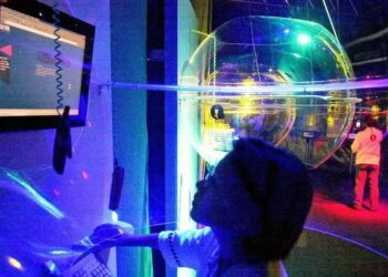 A simetria está trazendo memórias assustadoras de um quarto de século atrás. As ações de tecnologia estão começando a afundar, com o Nasdaq 100 perdendo mais de 10% para cair em uma correção e o S&P 500 também alcançou brevemente esse nível (Foto: SAM YEH/AFP via Getty Images)