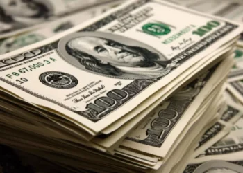 O dólar recua 1%, atingindo R$ 5,68, o valor mais baixo desde novembro, acompanhando as quedas registradas no mercado internacional