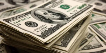 O dólar recua 1%, atingindo R$ 5,68, o valor mais baixo desde novembro, acompanhando as quedas registradas no mercado internacional