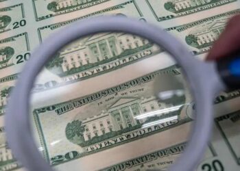 Apostas no abalo da hegemonia do dólar estão aumentando.