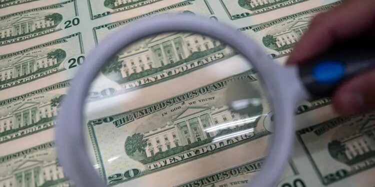 Apostas no abalo da hegemonia do dólar estão aumentando.