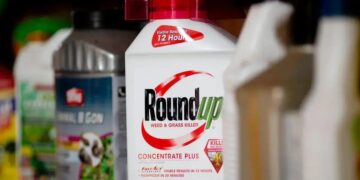 As ações da empresa caíram mais de 70% desde a aquisição da Monsanto, com os investidores desanimados com os problemas legais.