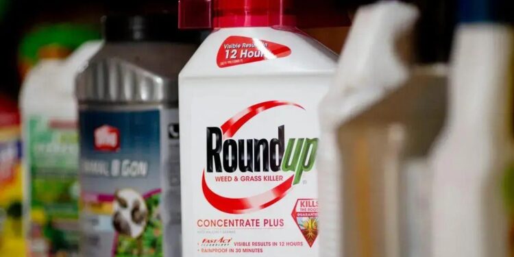 As ações da empresa caíram mais de 70% desde a aquisição da Monsanto, com os investidores desanimados com os problemas legais.