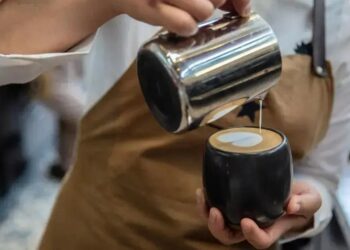 As vendas de café instantâneo aumentaram 24% no ano passado em relação aos dois anos anteriores e os gastos estão crescendo mais rapidamente entre a Geração Z (Foto: Putu Sayoga/Bloomberg)