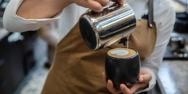 As vendas de café instantâneo aumentaram 24% no ano passado em relação aos dois anos anteriores e os gastos estão crescendo mais rapidamente entre a Geração Z (Foto: Putu Sayoga/Bloomberg)