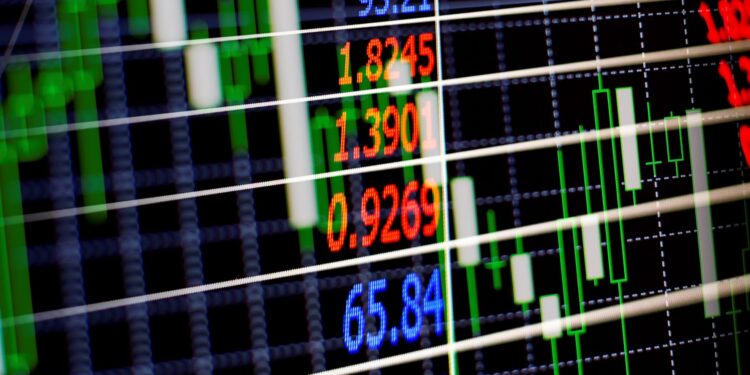 O Ibovespa encerrou em alta com a decisão do Fed e à espera do Copom; o dólar teve uma queda acentuada