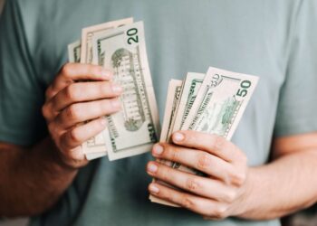 Dólar atinge R$ 5,85 com receio de recessão nos Estados Unidos