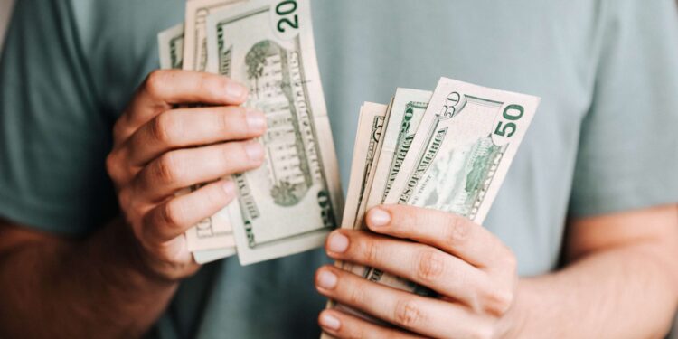 Dólar atinge R$ 5,85 com receio de recessão nos Estados Unidos