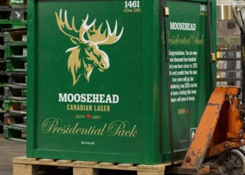 Uma cervejaria canadense lançou um recipiente contendo 1.461 latas, quantidade suficiente para suportar o governo Trump