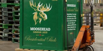 Uma cervejaria canadense lançou um recipiente contendo 1.461 latas, quantidade suficiente para suportar o governo Trump
