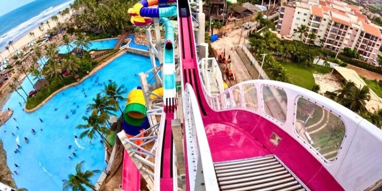 Beach Park inaugura a maior montanha-russa aquática do mundo