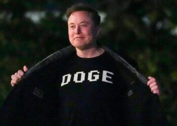 Departamento de Eficiência Governamental (DOGE), de Elon Musk, tem focado em demissões e cancelamento de contratos. (Foto: Oliver Contreras / AFP via Getty Images)