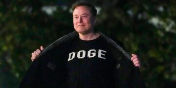 Departamento de Eficiência Governamental (DOGE), de Elon Musk, tem focado em demissões e cancelamento de contratos. (Foto: Oliver Contreras / AFP via Getty Images)