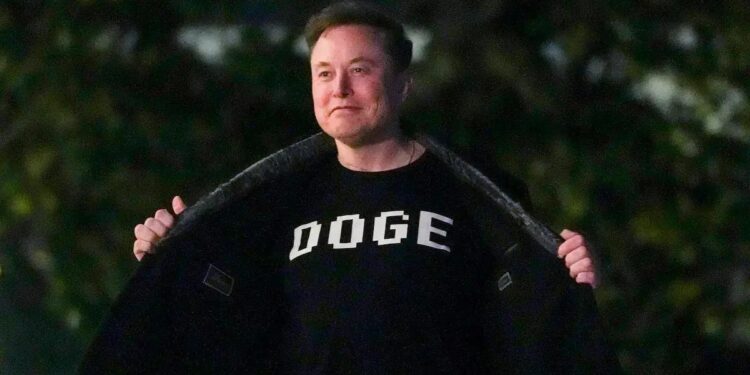 Departamento de Eficiência Governamental (DOGE), de Elon Musk, tem focado em demissões e cancelamento de contratos. (Foto: Oliver Contreras / AFP via Getty Images)