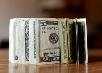 O dólar subiu para R$ 5,67 após sete quedas, impulsionado pela decisão do Copom e em linha com a valorização global