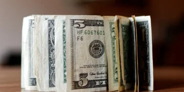 O dólar subiu para R$ 5,67 após sete quedas, impulsionado pela decisão do Copom e em linha com a valorização global