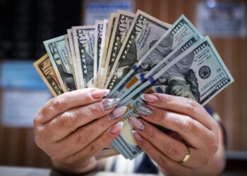 O dólar encerrou com estabilidade, cotado a R$ 5,80, influenciado por tarifas dos Estados Unidos e inflação