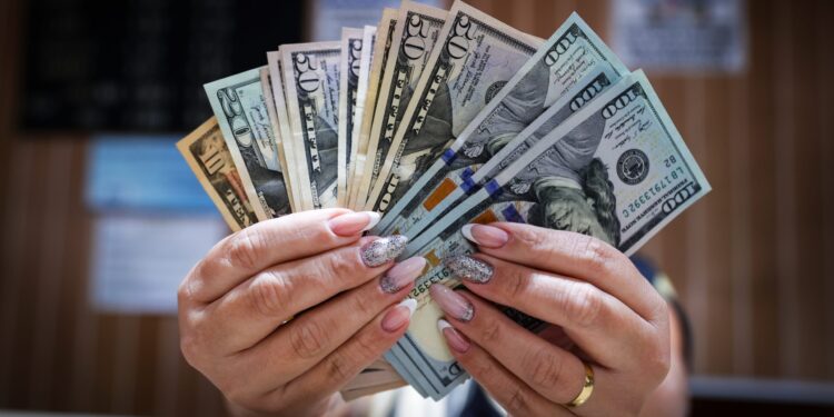 O dólar encerrou com estabilidade, cotado a R$ 5,80, influenciado por tarifas dos Estados Unidos e inflação