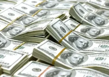 Dólar encerra em alta, cotado a R$ 5,73, acompanhando o cenário global com atenção às tarifas propostas por Trump