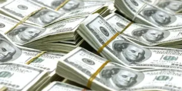 Dólar encerra em alta, cotado a R$ 5,73, acompanhando o cenário global com atenção às tarifas propostas por Trump