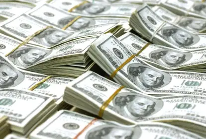 Dólar encerra em alta, cotado a R$ 5,73, acompanhando o cenário global com atenção às tarifas propostas por Trump