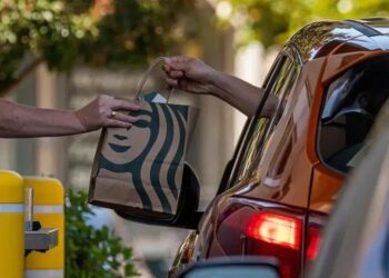Em breve, os clientes que pararem nos pontos de drive-thru do Starbucks deverão receber seus pedidos em quatro minutos. Pelo menos, essa é a meta.