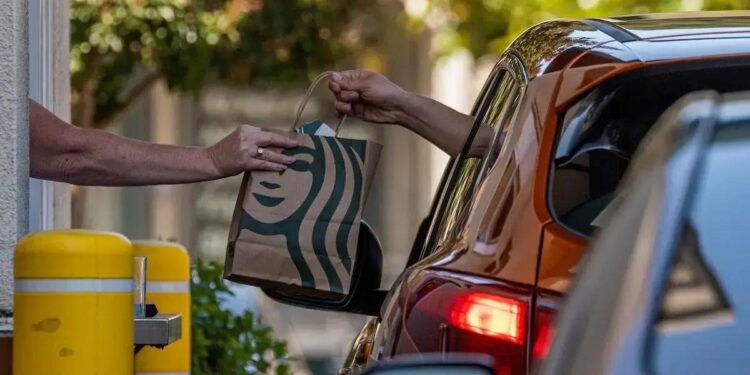 Em breve, os clientes que pararem nos pontos de drive-thru do Starbucks deverão receber seus pedidos em quatro minutos. Pelo menos, essa é a meta.