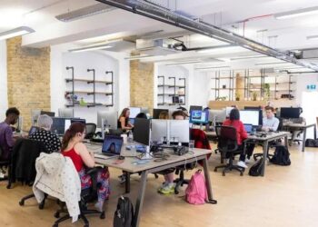 Empleados trabajan en las oficinas de Hutch Games Ltd. en Londres, Reino Unido, el martes 14 de junio de 2022. En la empresa de juegos Hutch, con sede en Londres, una de las aproximadamente 70 empresas que forman parte del experimento de la semana laboral de cuatro días en el Reino Unido, los empleados dicen que los días más ocupados son un intercambio fácil por más tiempo fuera del trabajo, ya sea para ir al gimnasio, dormir más, hacer recados o cuidar a un niño. Fotógrafo: Chris Ratcliffe/Bloomberg