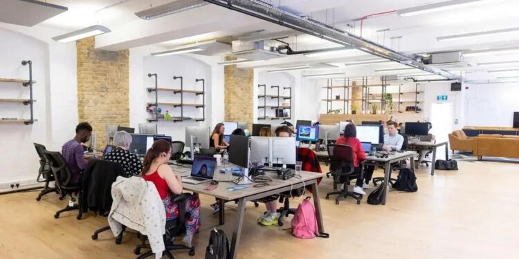 Empleados trabajan en las oficinas de Hutch Games Ltd. en Londres, Reino Unido, el martes 14 de junio de 2022. En la empresa de juegos Hutch, con sede en Londres, una de las aproximadamente 70 empresas que forman parte del experimento de la semana laboral de cuatro días en el Reino Unido, los empleados dicen que los días más ocupados son un intercambio fácil por más tiempo fuera del trabajo, ya sea para ir al gimnasio, dormir más, hacer recados o cuidar a un niño. Fotógrafo: Chris Ratcliffe/Bloomberg