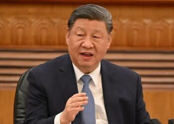 “Estamos oferecendo um ambiente político transparente, estável e previsível”, declarou o presidente chinês no Grande Salão do Povo, promovendo o país como um “destino favorito” para investidores estrangeiros (Foto: ADEK BERRY/AFP via Getty Images)