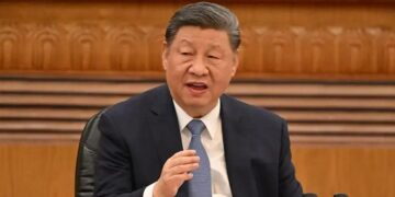 “Estamos oferecendo um ambiente político transparente, estável e previsível”, declarou o presidente chinês no Grande Salão do Povo, promovendo o país como um “destino favorito” para investidores estrangeiros (Foto: ADEK BERRY/AFP via Getty Images)