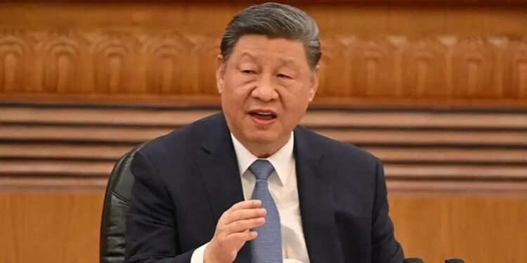 “Estamos oferecendo um ambiente político transparente, estável e previsível”, declarou o presidente chinês no Grande Salão do Povo, promovendo o país como um “destino favorito” para investidores estrangeiros (Foto: ADEK BERRY/AFP via Getty Images)