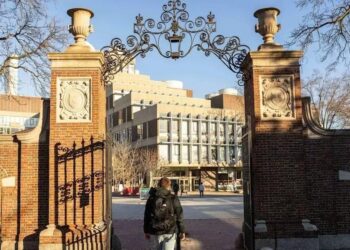 Estudantes no campus da Universidade Harvard em Cambridge, Massachusetts, nos EUA