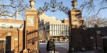 Estudantes no campus da Universidade Harvard em Cambridge, Massachusetts, nos EUA