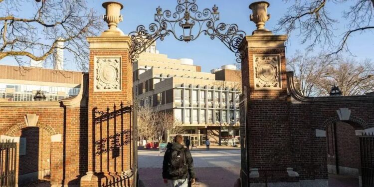 Estudantes no campus da Universidade Harvard em Cambridge, Massachusetts, nos EUA