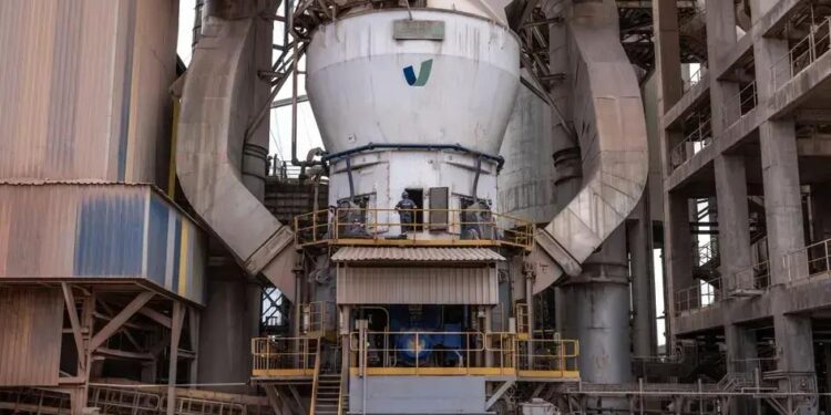 Fábrica da Votorantim Cimentos, no Pará: portfólio do grupo inclui um dos principais produtores de alumínio, uma siderúrgica e a quinta maior mineradora de zinco do mundo. (Foto: Jonne Roriz/Bloomberg)