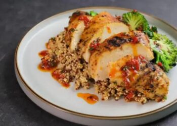 Frango vegetal do The Vegetarian Butcher com quinoa, brócolis e molho de harissa.