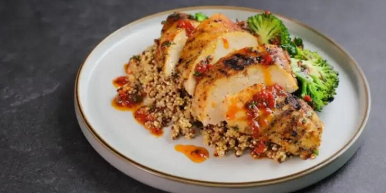 Frango vegetal do The Vegetarian Butcher com quinoa, brócolis e molho de harissa.