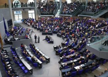 Friedrich Merz, líder da União Democrata Cristã (CDU), fala durante uma sessão de debate especial no Bundestag em Berlim, Alemanha, na quinta-feira, 13 de março de 2025. (Foto: Krisztian Bocsi/Bloomberg)