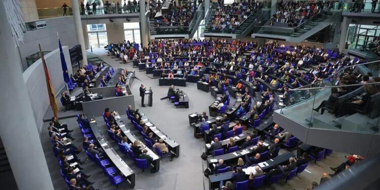Friedrich Merz, líder da União Democrata Cristã (CDU), fala durante uma sessão de debate especial no Bundestag em Berlim, Alemanha, na quinta-feira, 13 de março de 2025. (Foto: Krisztian Bocsi/Bloomberg)