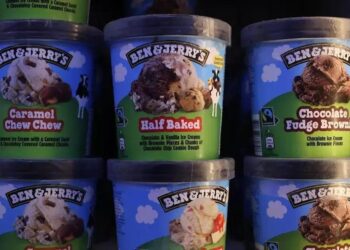 Fundada por Ben Cohen e Jerry Greenfield em 1978, a marca de sorvetes se tornou popular com sabores incomuns, como Cherry Garcia, e se associou a causas progressistas.