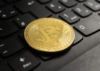 Bitcoin (BTC) recua e alcança os US$ 84 mil, sem novidades após reunião na Casa Branca sobre criptomoedas