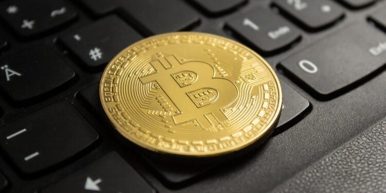 Bitcoin (BTC) recua e alcança os US$ 84 mil, sem novidades após reunião na Casa Branca sobre criptomoedas