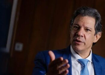 Governo Lula pretende manter seu curso atual em vez de reagir com alarme, disse Haddad à Bloomberg News. (Foto: Arthur Menescal/Bloomberg)