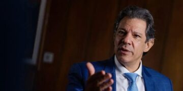 Governo Lula pretende manter seu curso atual em vez de reagir com alarme, disse Haddad à Bloomberg News. (Foto: Arthur Menescal/Bloomberg)