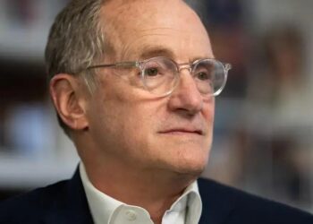 Howard Marks, co-chairman e co-fundador da Oaktree Capital: A decisão ocorre no momento em que a imposição de tarifas entre as principais economias globais ameaça prejudicar as cadeias de suprimentos e as margens das empresas. (Foto: Jeenah Moon/Bloomberg)