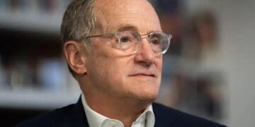 Howard Marks, co-chairman e co-fundador da Oaktree Capital: A decisão ocorre no momento em que a imposição de tarifas entre as principais economias globais ameaça prejudicar as cadeias de suprimentos e as margens das empresas. (Foto: Jeenah Moon/Bloomberg)