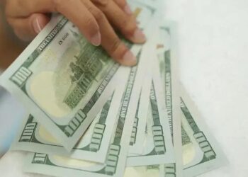 Investidores aguardam decisões de política monetária no Brasil e nos Estados Unidos; reuniões começam nesta terça-feira