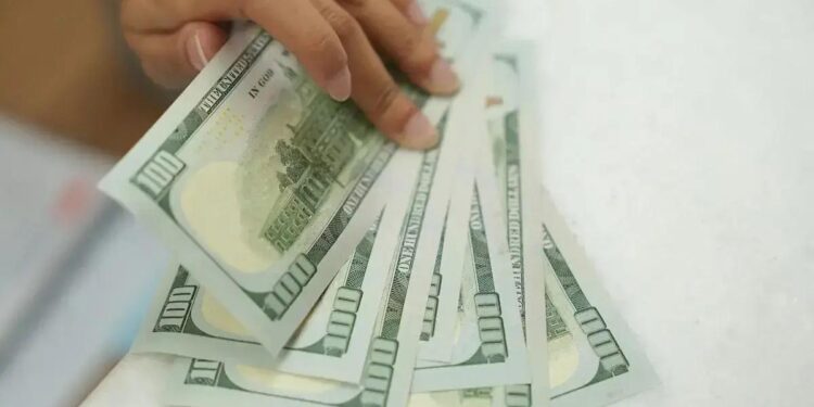 Investidores aguardam decisões de política monetária no Brasil e nos Estados Unidos; reuniões começam nesta terça-feira