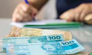 O Brasil enfrenta um desafio para investir em poupança pelo terceiro ano consecutivo, com a queda da poupança